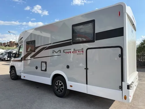 Fiancata laterale sinistra camper nuovo McLouis MC4 365 Fiat