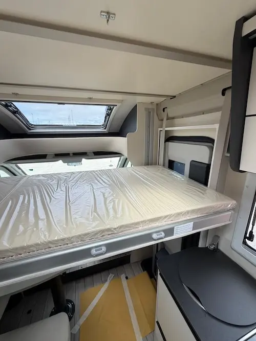 Letto basculante camper profilato McLouis Slim 331 – coppia o famiglia