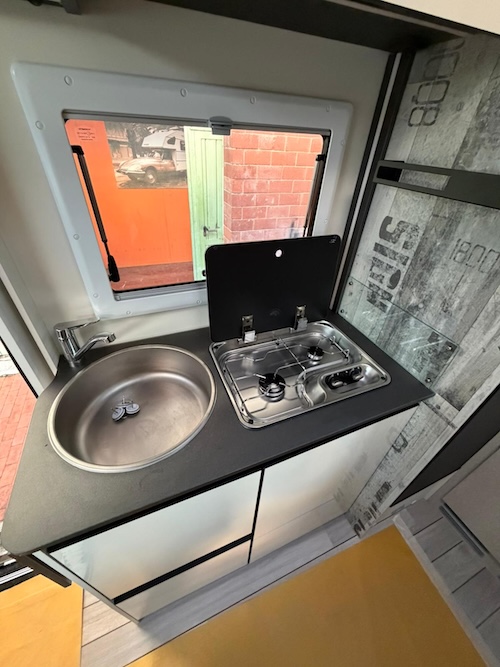 Cucina camper McLouis MC4 Slim 331 con piano cottura e lavello