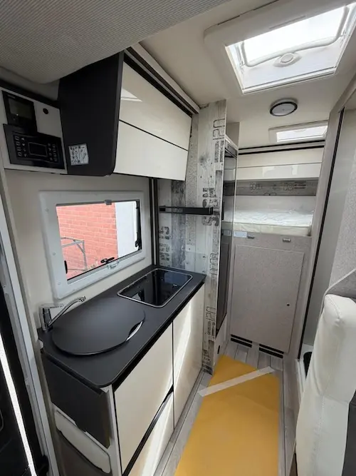 Zona cucina compatta e funzionale nel McLouis Slim 331