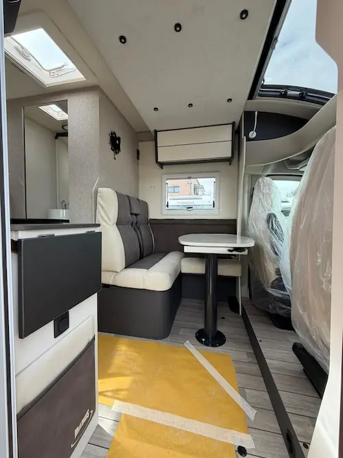 Zona giorno luminosa con skyroof e tavolo con gamba telescopica