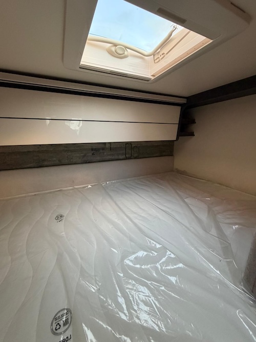 Letto matrimoniale trasversale camper McLouis MC4 Slim 331