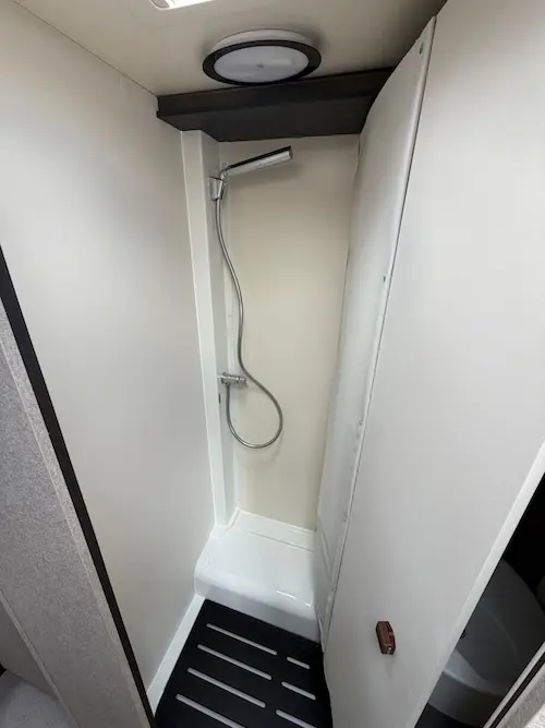 Doccia interna camper McLouis MC4 Slim 339 bagno comfort