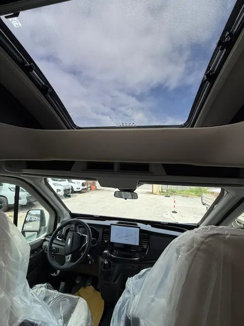 Zona giorno luminosa con skyroof 