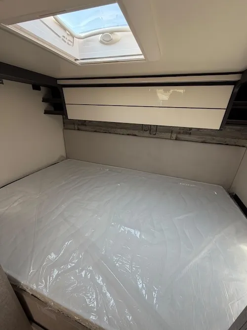 Letto posteriore camper nuovo McLouis MC4 360