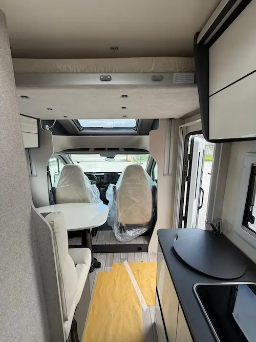 Vista interna camper McLouis MC4 Slim 339 letti gemelli