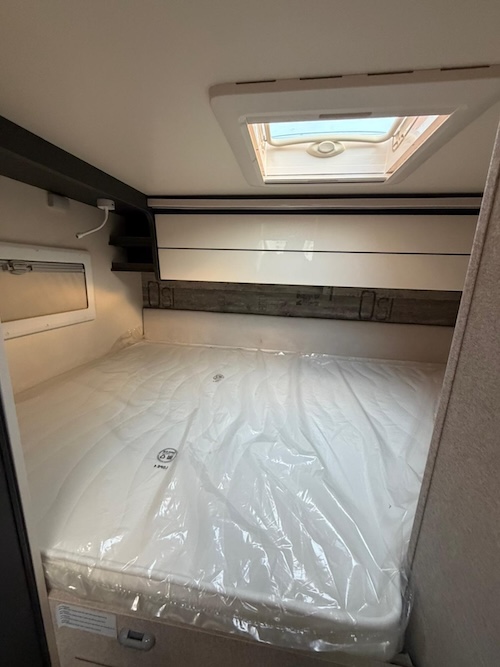 Letto matrimoniale trasversale camper McLouis MC4 Slim 331