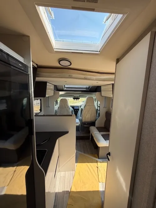 Interno abitacolo camper nuovo McLouis MC4 360