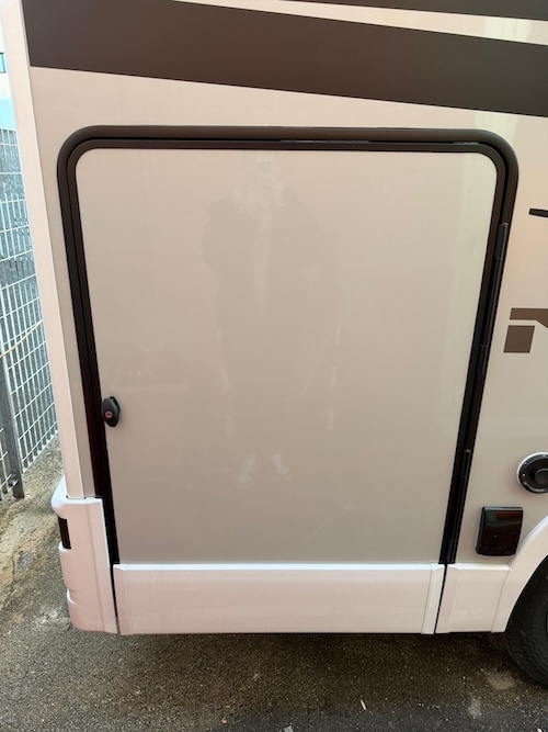 Garage posteriore camper McLouis MC4 Slim 331 con accesso laterale