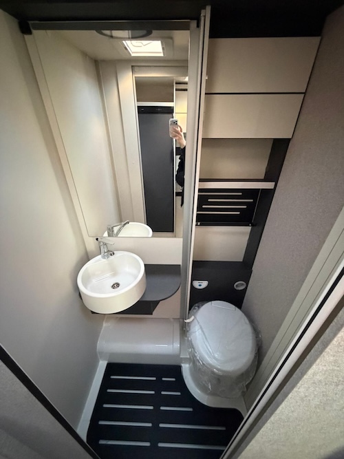 Bagno camper McLouis MC4 Slim 331 con doccia integrata