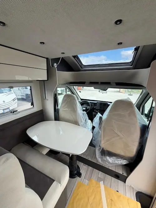 Zona giorno camper McLouis MC4 Slim 339 spaziosa con tavolo traslabile