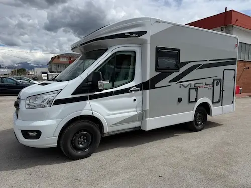 Camper McLouis Slim 331 stagione 2026 – vista esterna compatta da 5,99 metri