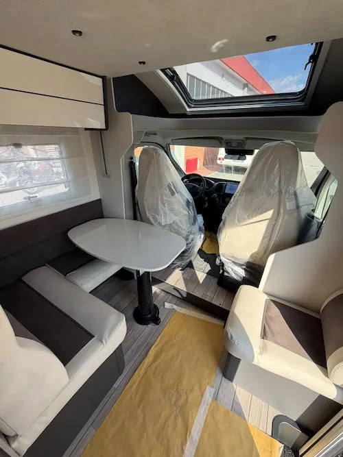Interno dinette camper nuovo McLouis MC4 365 Fiat