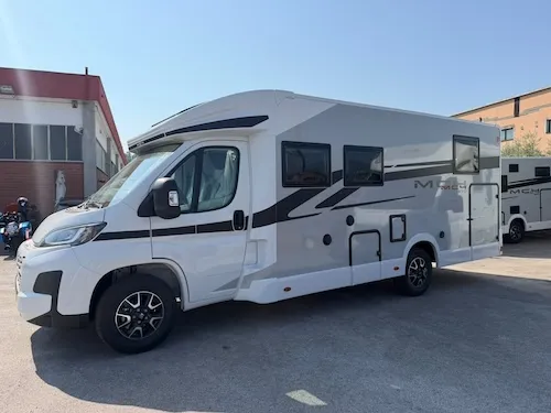 Fiancata laterale camper nuovo McLouis MC4 370