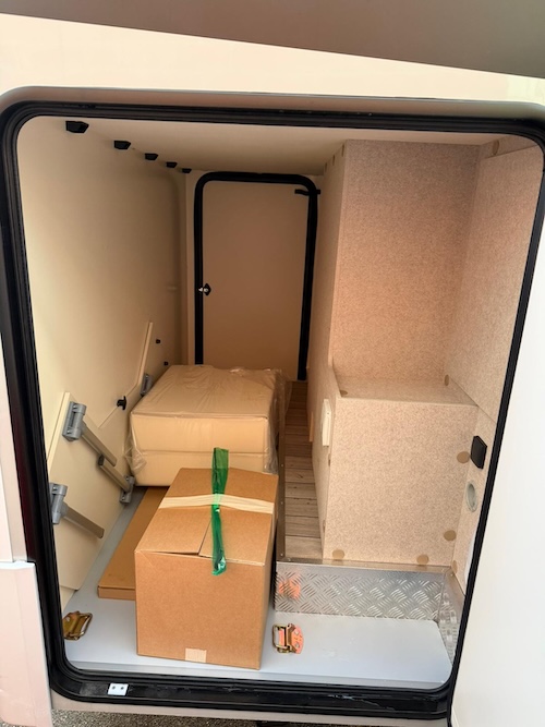 Garage posteriore camper McLouis MC4 Slim 331 con accesso laterale