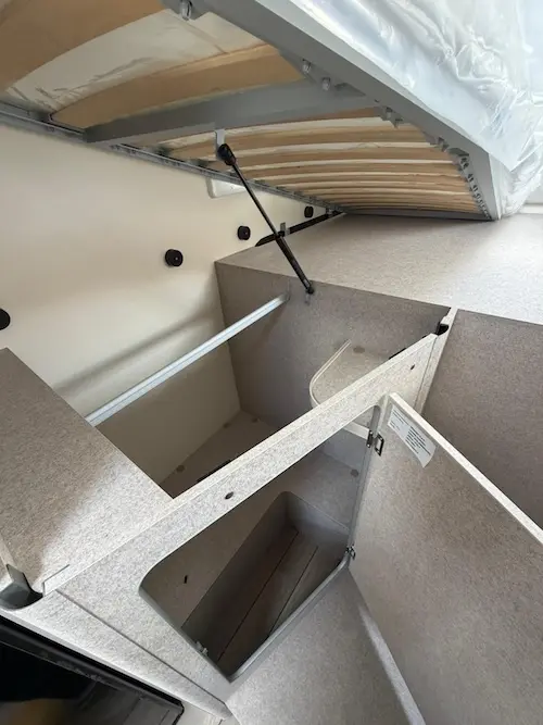 dettaglio gavoni camper