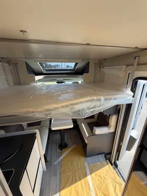 letto basculante anteriore camper nuovo McLouis MC4 370