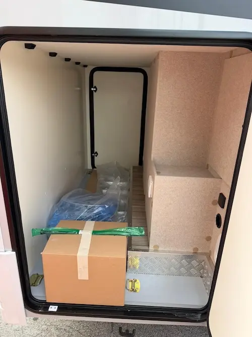 Doccetta esterna nel garage – accessorio Pack Plein Air Slim 331