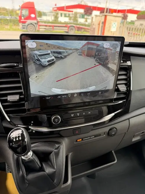 Dettagli cabina: eleganza e funzionalità nel Slim 331