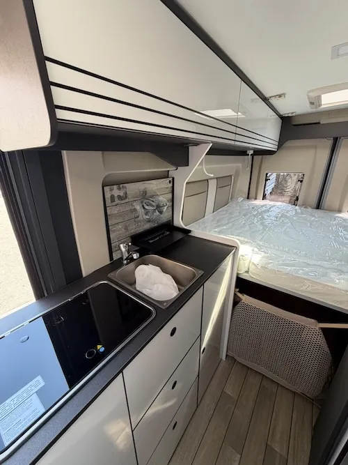 Cucina angolo cottura van camper nuovo McLouis Yearling 3