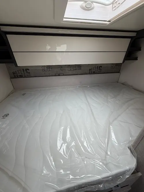 Letto matrimoniale posteriore McLouis Slim 331 – comfort e spazio