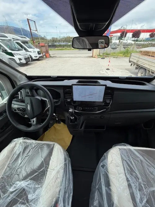 Cabina guida con finiture Trend e motore Ford 165 CV