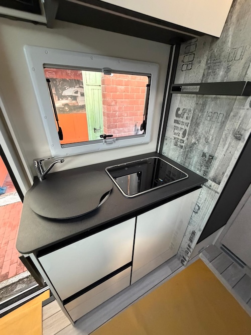 Cucina camper McLouis MC4 Slim 331 con piano cottura e lavello