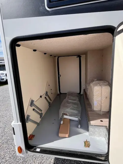 Garage XL del camper Slim 339 con ampio vano di carico