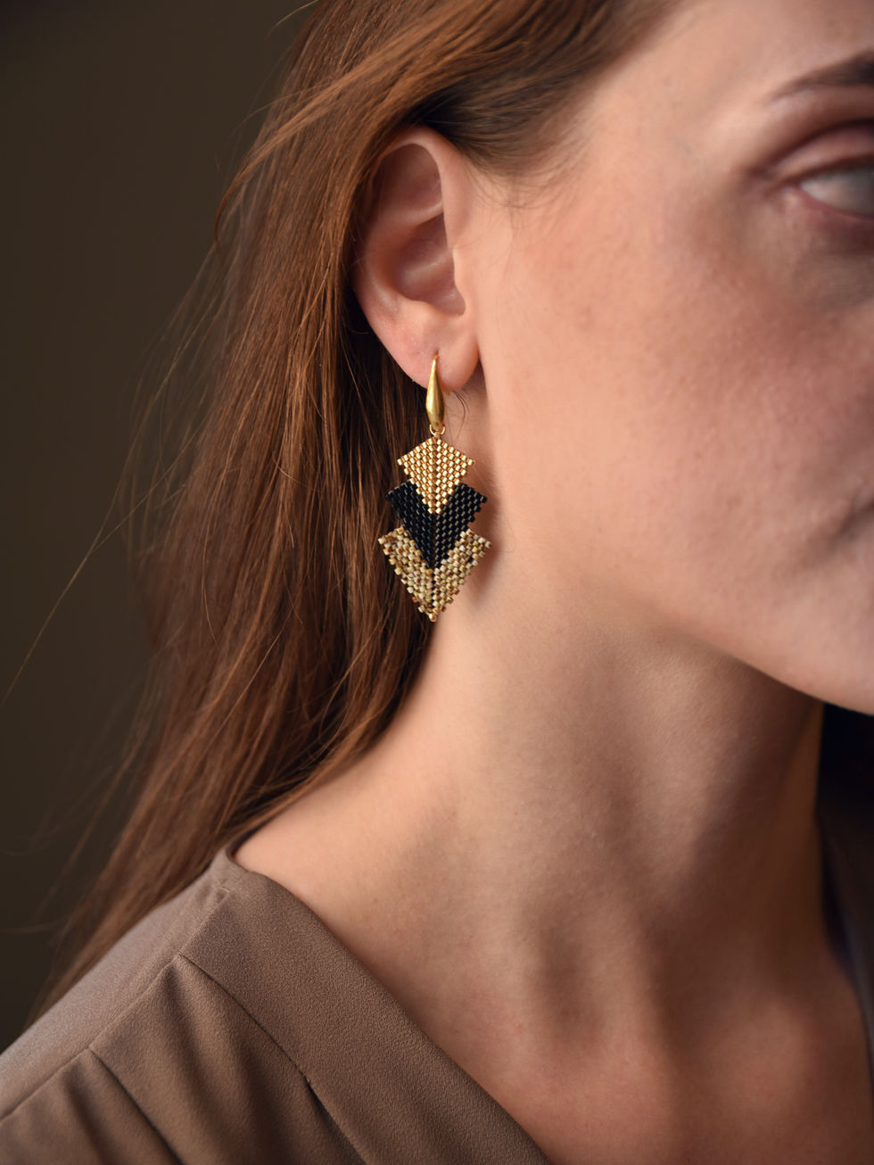 Σκουλαρίκια Triple Cometa Με Χάντρες Miyuki | Μαύρο - Μπεζ | TORTORA STUDIO