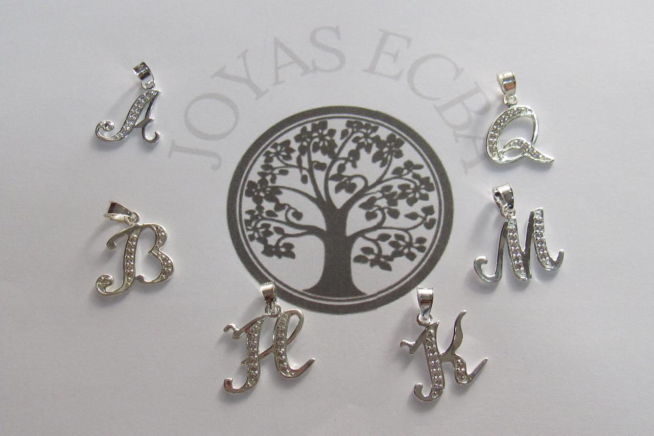 Dijes de diferentes letras