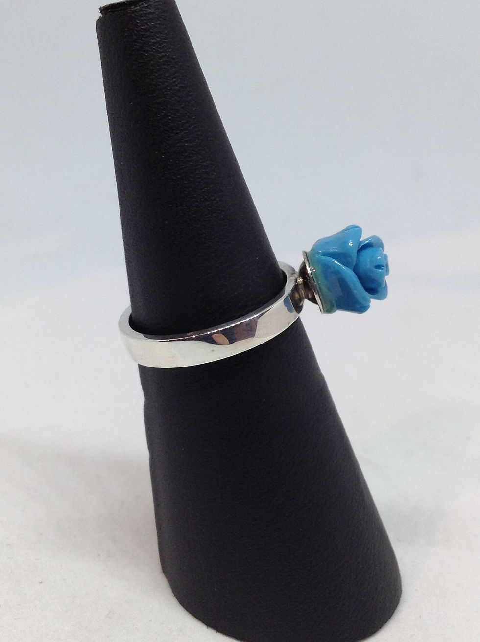 Thumbnail: Zilveren ring met blauw roosje