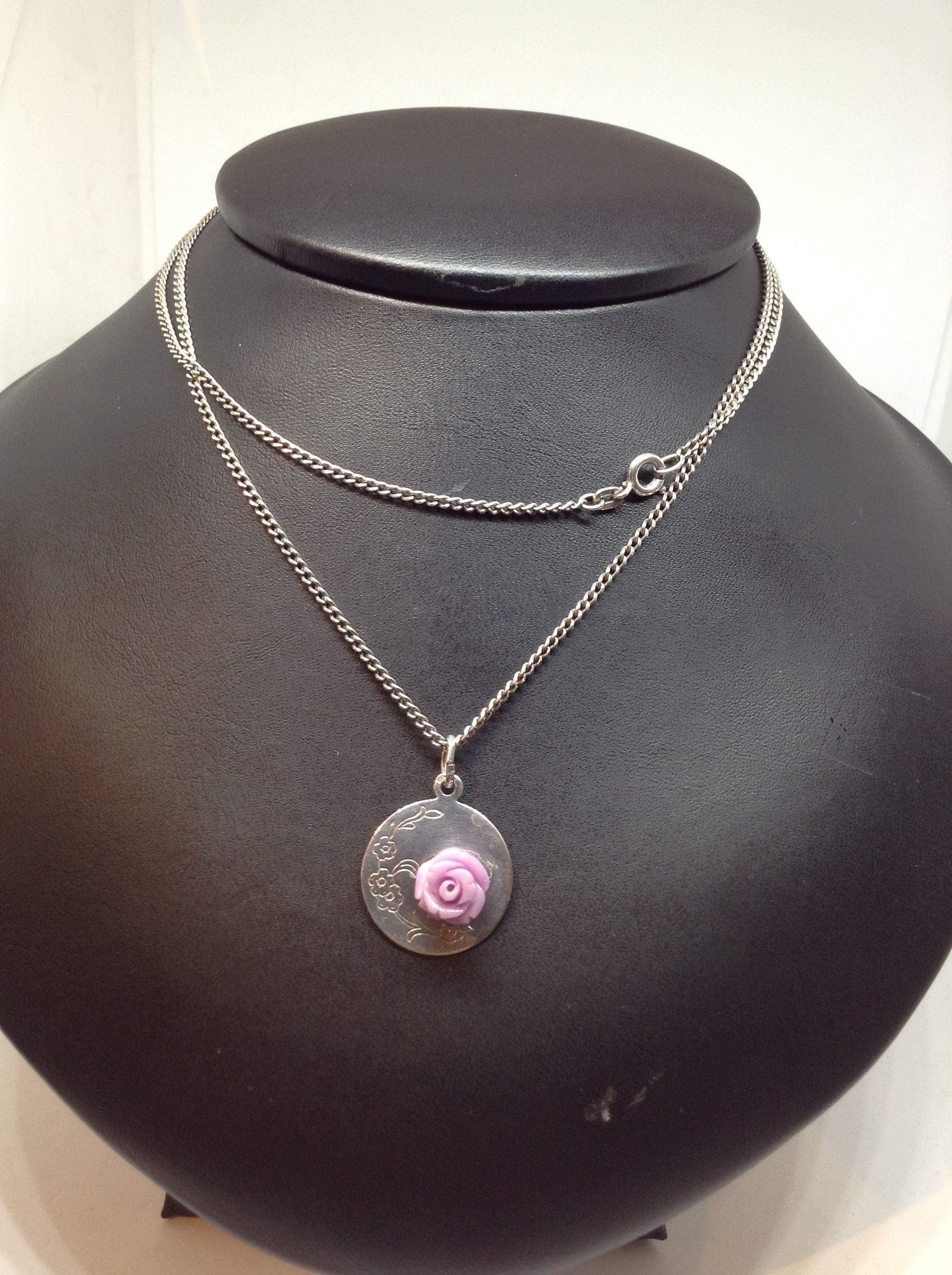 Zilveren collier met hangertje met paars roosje