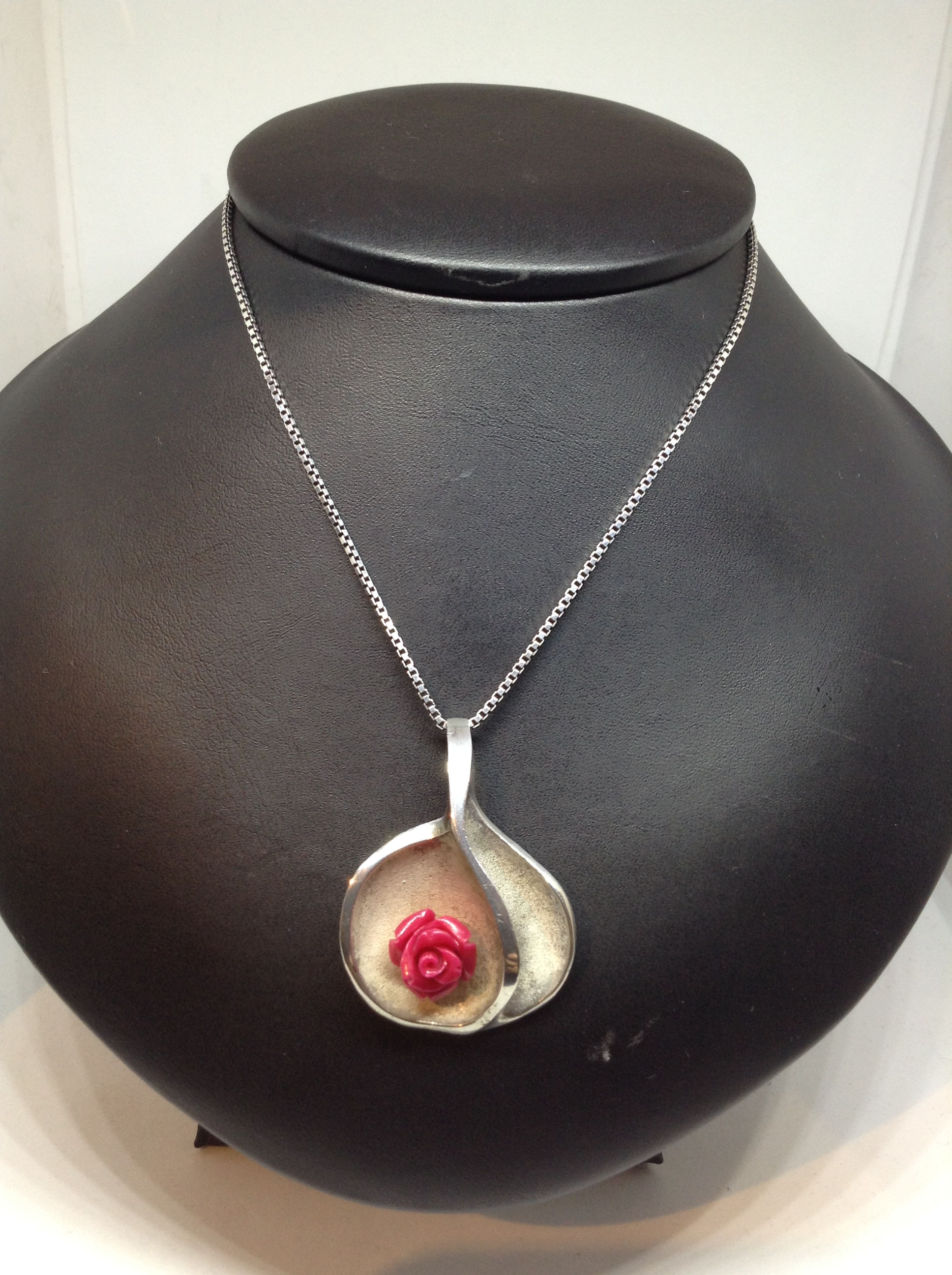 Zilveren collier met grote hanger met rood roosje