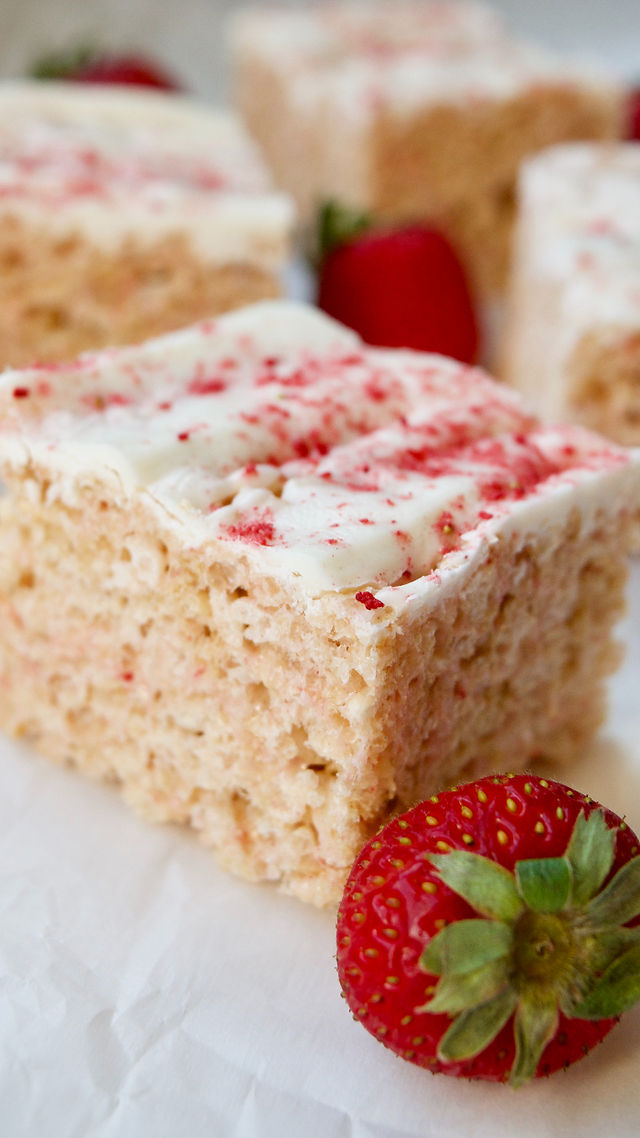 Chewy rice krispies, melted butter and marshmallows, a hint of vanilla, crisp freeze dried strawberries, finished with a layer of white chocolate