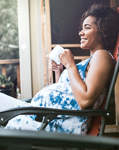 Femme enceinte entrain de boire un café
