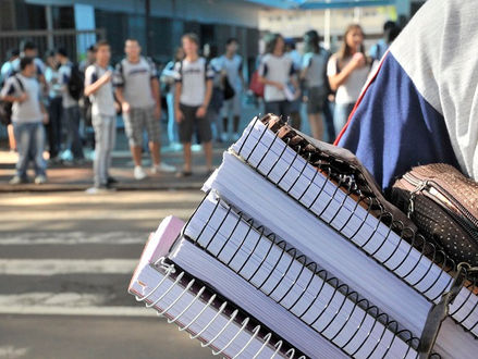 CAPA: Escolas não podem cobrar taxa extra no momento da rematrícula