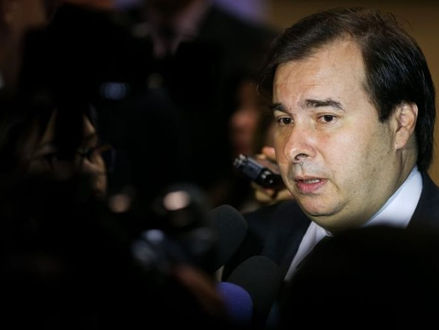 DESTAQUE: Bolsa Família 'escraviza as pessoas', diz Rodrigo Maia em Washington