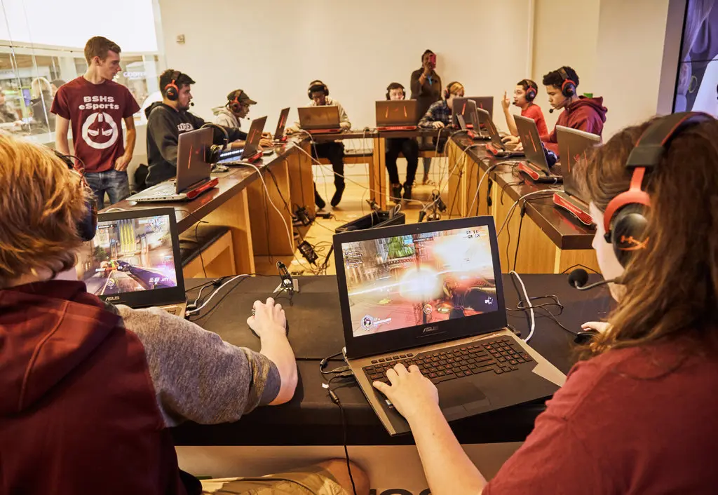 laptop teens.webp