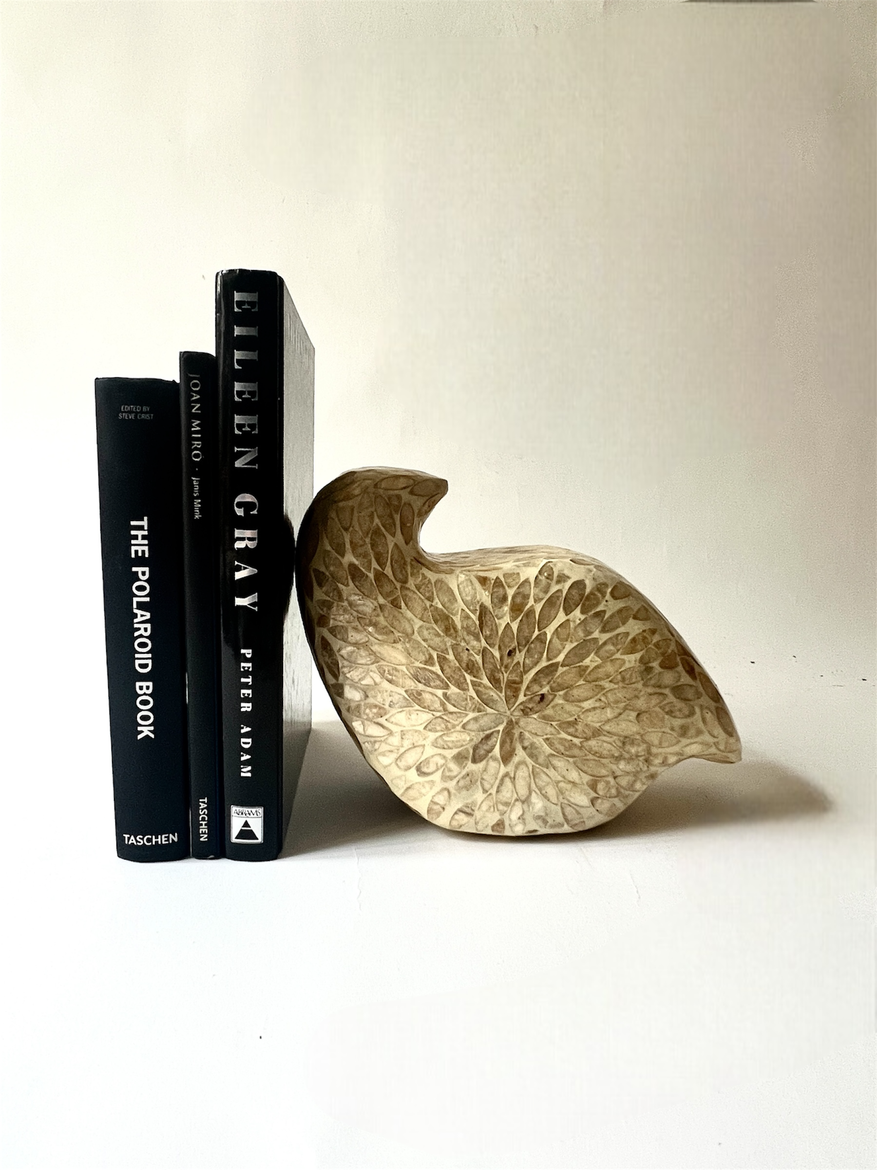 Sculpture zoomorphe en nacre véritable