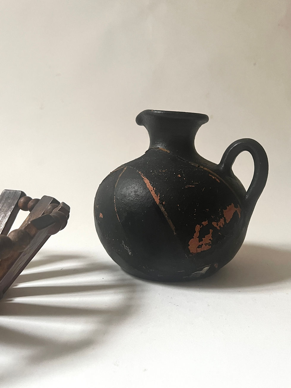 Miniature : Pichet brutaliste en terre cuite noire