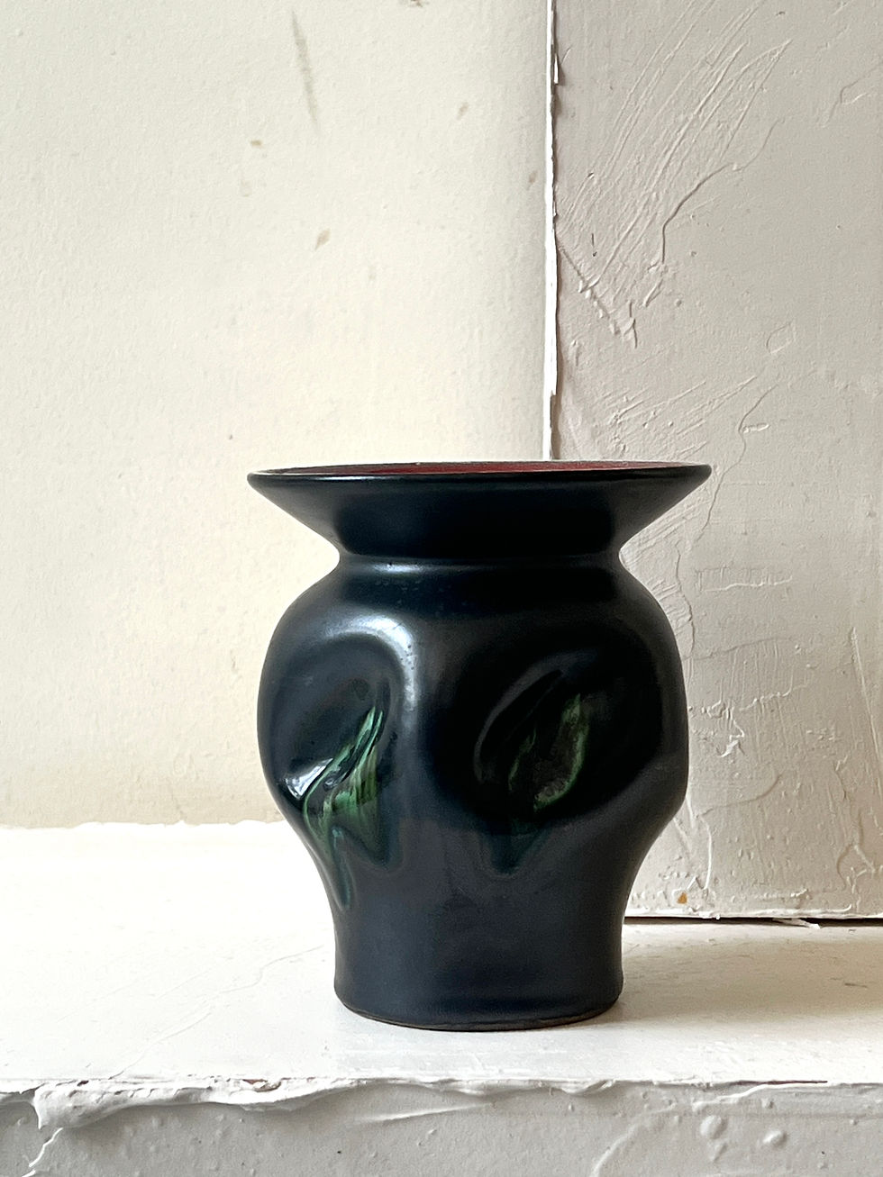 Miniature : Vase noir en céramique émaillée vers 1950