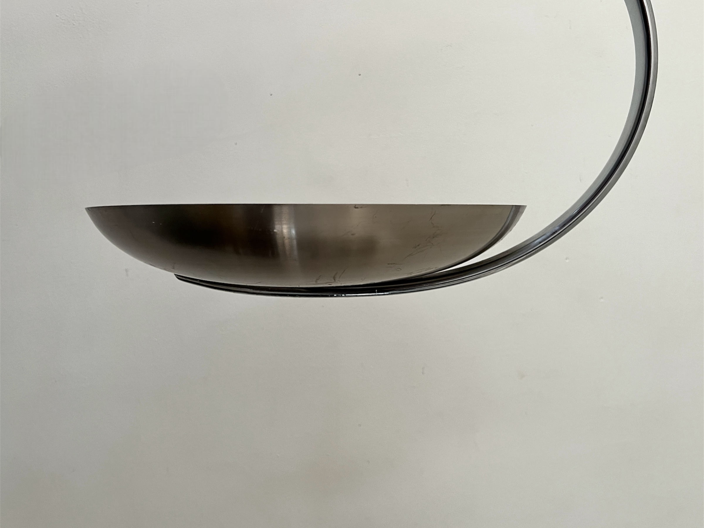 Suspension design arc métal chromé "les actuels" de Lucien Gau, Paris 1960