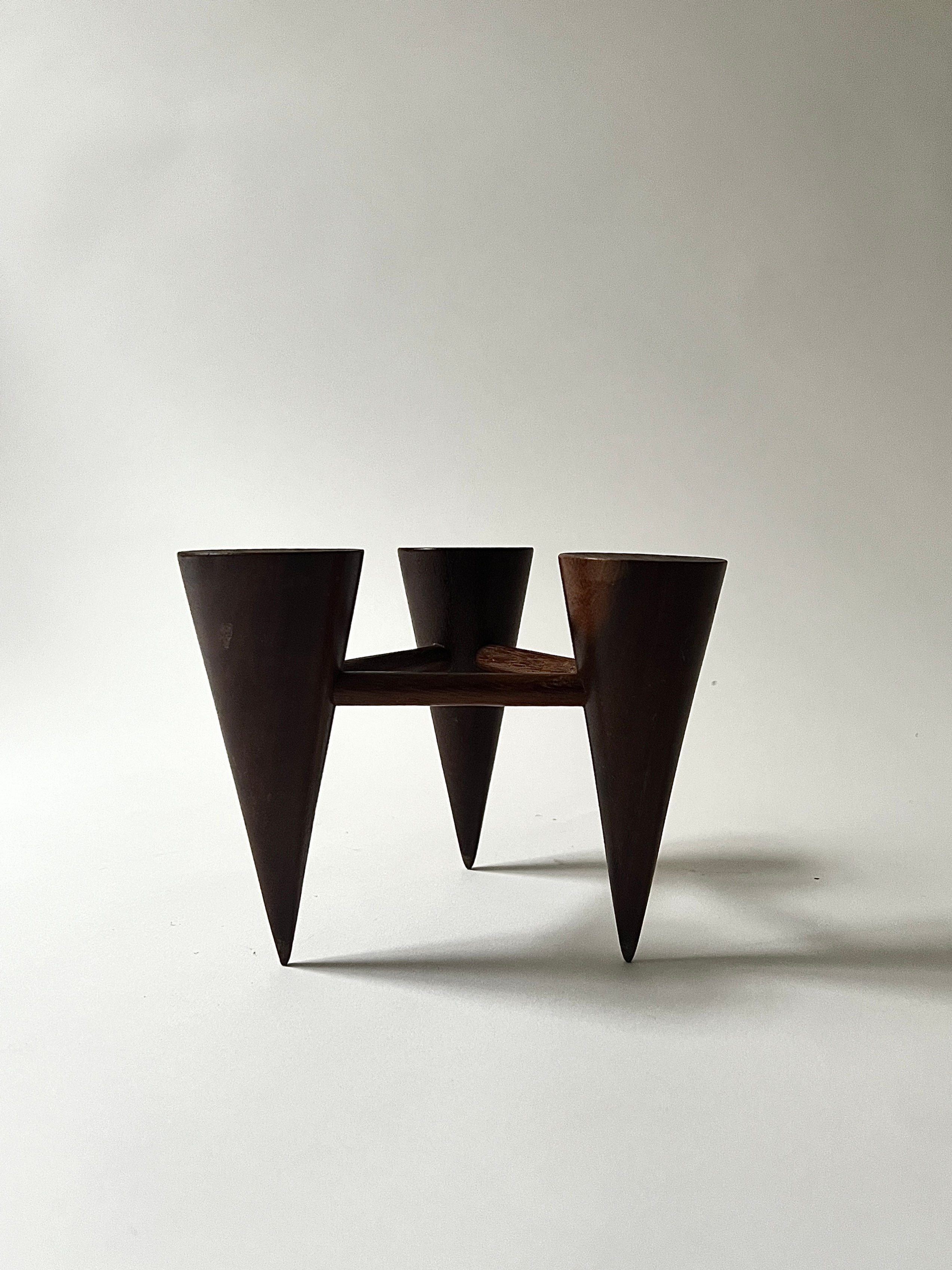 Bougeoir scandinave tripode en bois sculpté