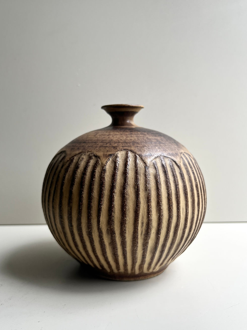 Miniature : Vase en grès chamotté & sculpté, 1970