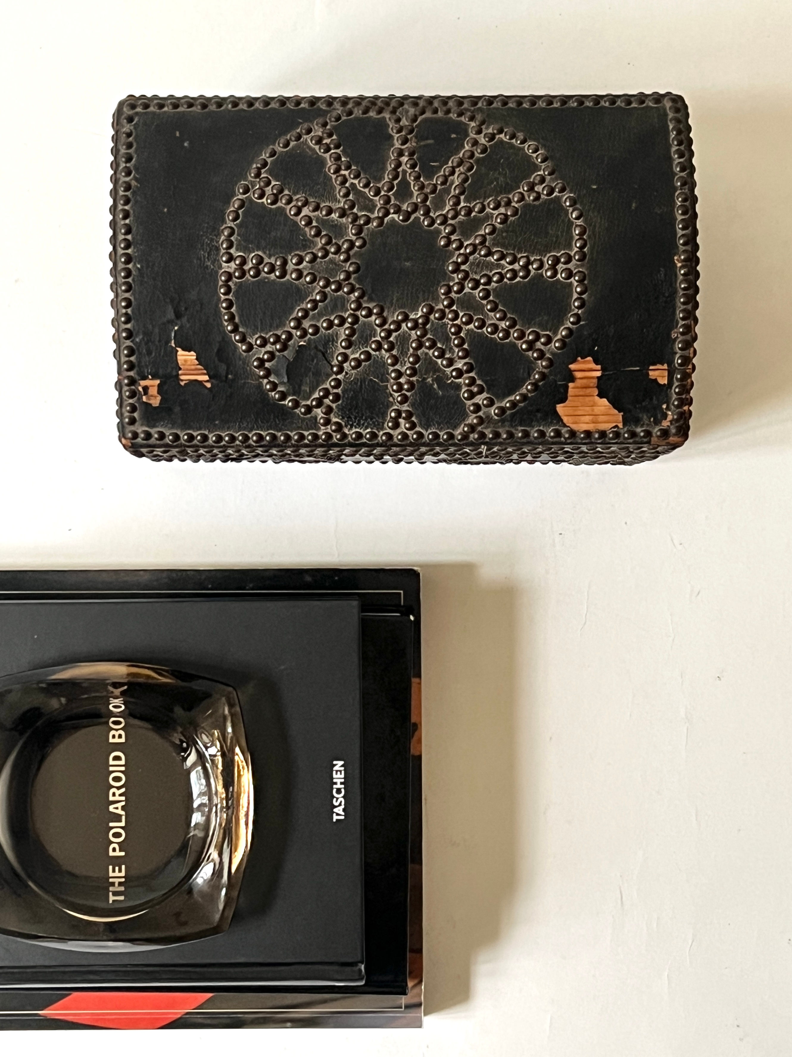 Ancien coffret clouté en cuir milieu du XXe