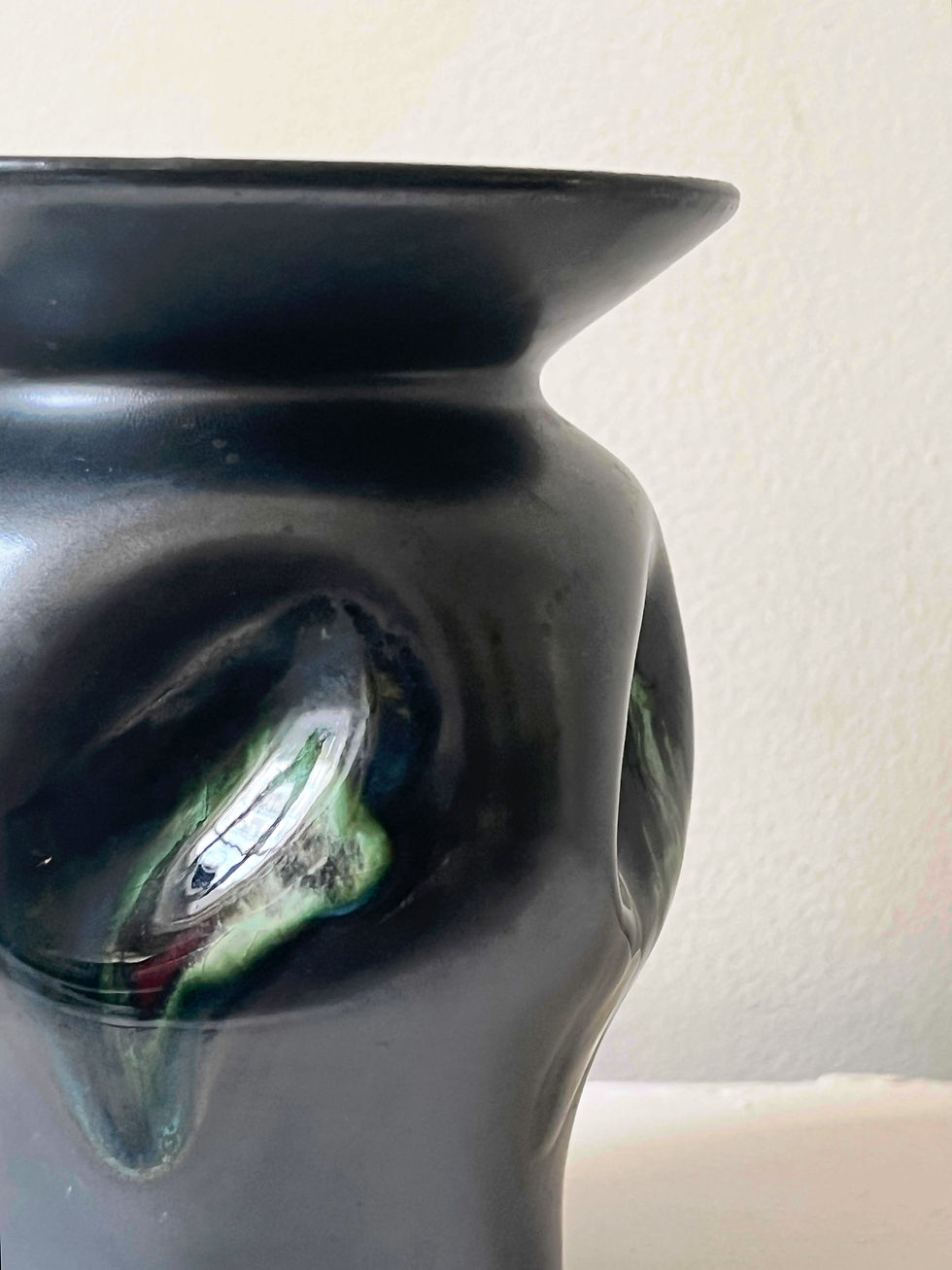 Miniature : Vase noir en céramique émaillée vers 1950