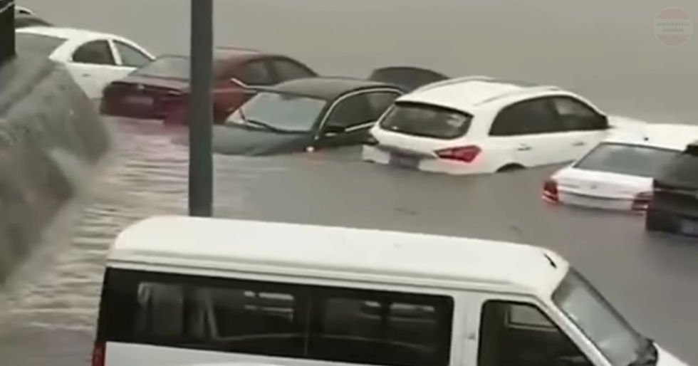 Chuvas fortes não param ao redor do mundo; Forte chuva atinge Taiyuan China!