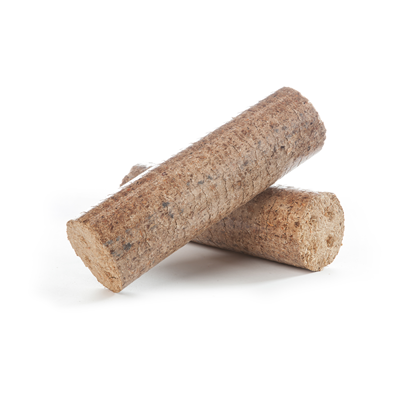 Deux granulés de bois isolés sur fond blanc, pour poêle à bois.