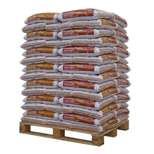 Pile de sacs de granulés de bois sur palette pour le chauffage domestique.