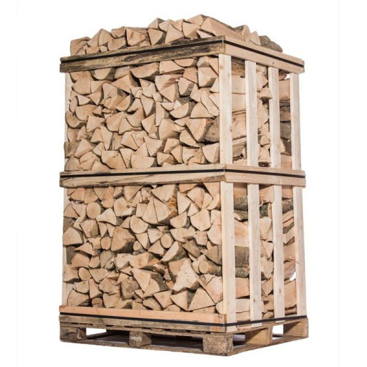Bois de chauffage empilé dans une caisse en bois, pour le stockage et la vente.